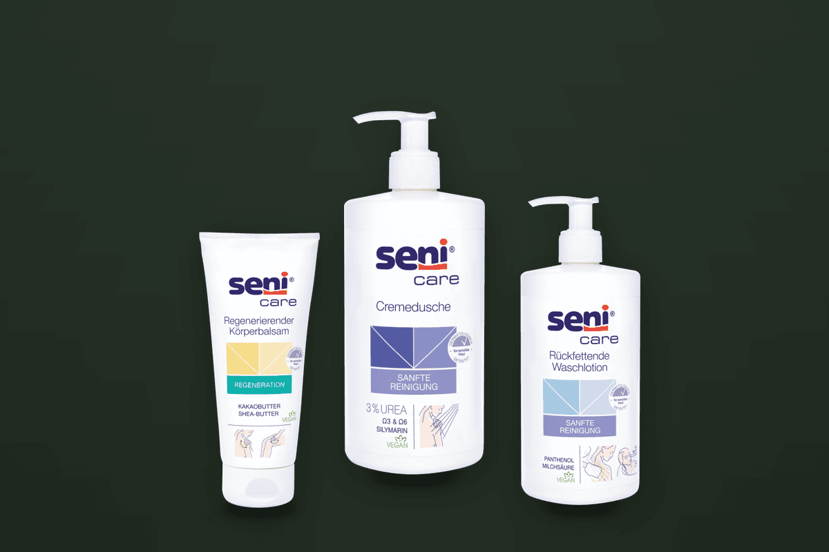 Seni-Care-Hautpflegeprodukte auf grüner Bühne