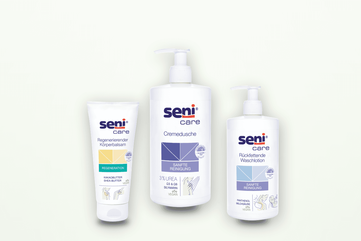 Seni-Care-Hautpflegeprodukte auf grüner Bühne
